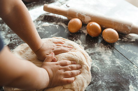 Brotbacken mit Kindern
