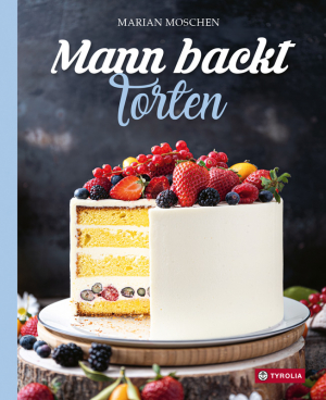 Mann backt Torten