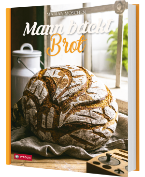 Mann backt Brot